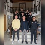 Juan Ortolá junto al alcalde de Utiel, Ricardo Gabaldón, y los nuevos agentes.