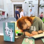 La autora de ‘Frankestein era un poeta’ firmando ejemplares.